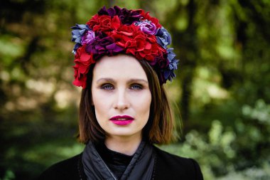 Zarif headdress açık havada poz içinde muhteşem bir genç kadın 