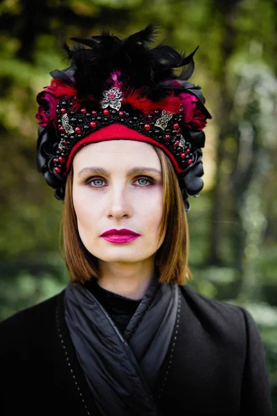 Zarif headdress açık havada poz içinde muhteşem bir genç kadın 