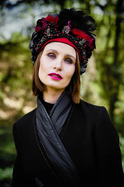 Zarif headdress açık havada poz içinde muhteşem bir genç kadın 