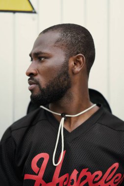 Yakışıklı şık Afrikalı-Amerikalı adam portresi 