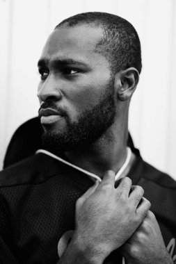 Yakışıklı şık Afrikalı-Amerikalı adam portresi 