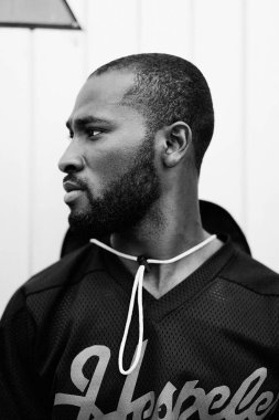 Yakışıklı şık Afrikalı-Amerikalı adam portresi 