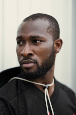 Yakışıklı şık Afrikalı-Amerikalı adam portresi 