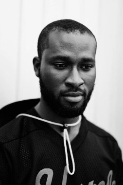 Yakışıklı şık Afrikalı-Amerikalı adam portresi 