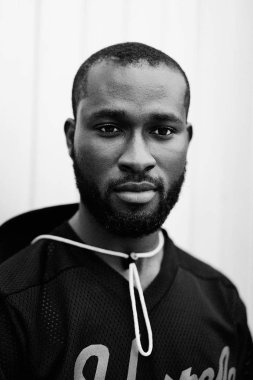 Yakışıklı şık Afrikalı-Amerikalı adam portresi 