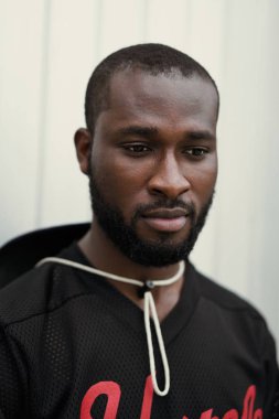 Yakışıklı şık Afrikalı-Amerikalı adam portresi 