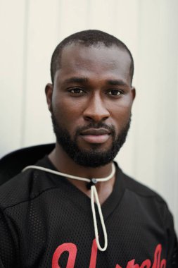 Yakışıklı şık Afrikalı-Amerikalı adam portresi 