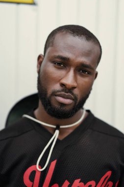 Yakışıklı şık Afrikalı-Amerikalı adam portresi 