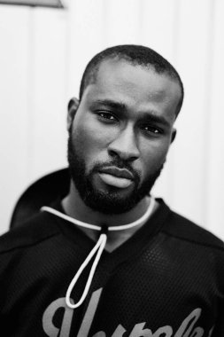 Yakışıklı şık Afrikalı-Amerikalı adam portresi 