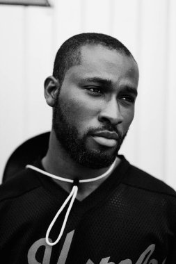 Yakışıklı şık Afrikalı-Amerikalı adam portresi 