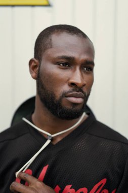 Yakışıklı şık Afrikalı-Amerikalı adam portresi 