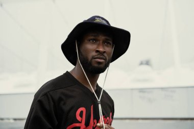 şapka giyen yakışıklı Afrika adam portresi