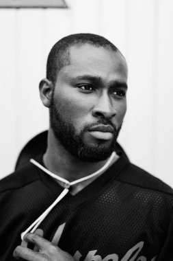 Yakışıklı şık Afrikalı-Amerikalı adam portresi 