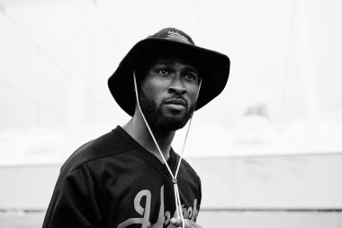 şapka giyen yakışıklı Afrika adam portresi