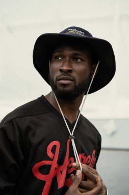 şapka giyen yakışıklı Afrika adam portresi