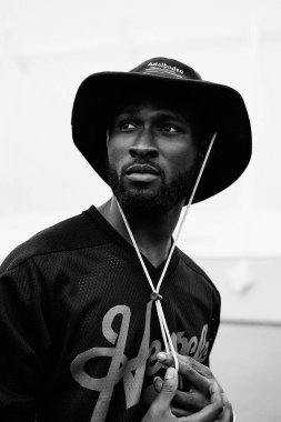 şapka giyen yakışıklı Afrika adam portresi