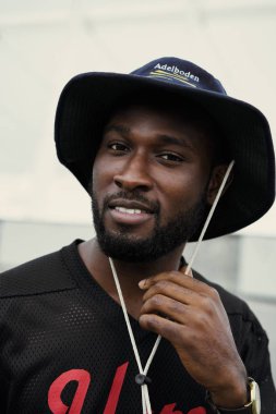 şapka giyen yakışıklı Afrika adam portresi