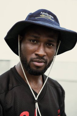 şapka giyen yakışıklı Afrika adam portresi