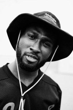 şapka giyen yakışıklı Afrika adam portresi
