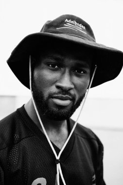 şapka giyen yakışıklı Afrika adam portresi