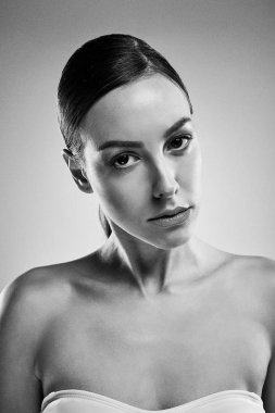 siyah beyaz portre çekici genç kadın