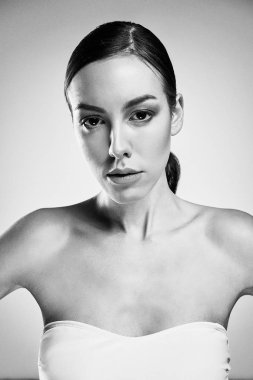 siyah beyaz portre çekici genç kadın