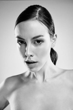 siyah beyaz portre çekici genç kadın