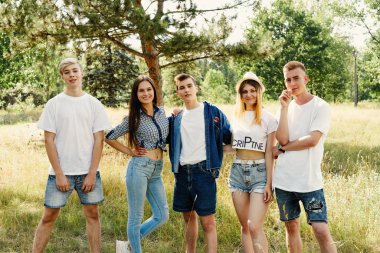 Grup Genç mutlu arkadaşlar açık havada vakit 