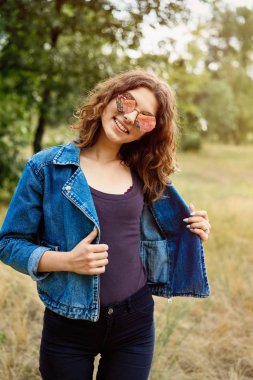 Açık havada poz rahat kıyafetler içinde genç çekici kadın 