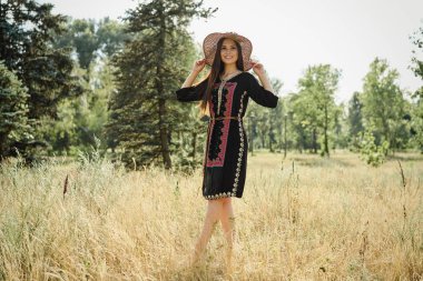 Hasır şapka açık havada güneşli yaz gününde poz içinde güzel genç kadın 