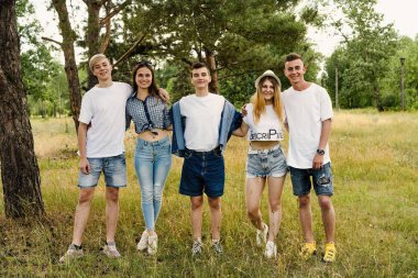 Grup Genç mutlu arkadaşlar açık havada vakit 