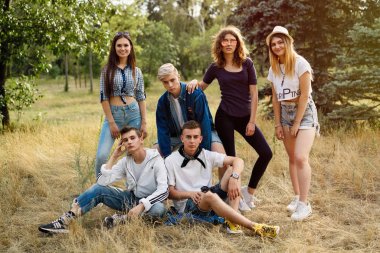 Grup Genç mutlu arkadaşlar açık havada vakit 