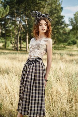 Açık havada güzel headdress poz içinde çekici genç kadın 