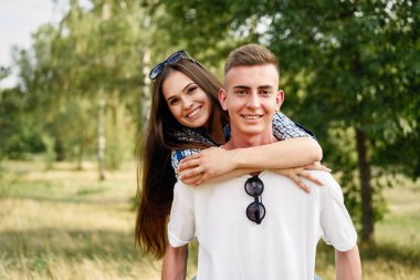 harcama zaman açık havada genç şık çift