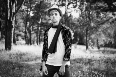 şık genç adam açık havada poz siyah beyaz fotoğraf 