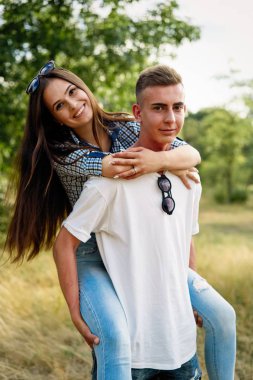 harcama zaman açık havada genç şık çift