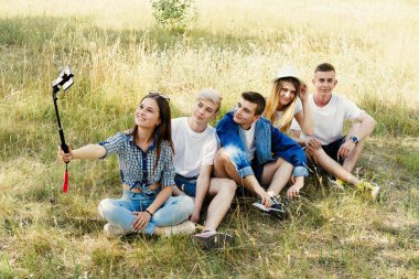  Grup genç insan bir selfie açık havada alarak eğleniyor         