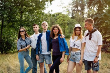 Grup Genç mutlu arkadaşlar açık havada vakit 