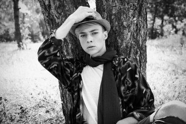 Şık genç adam açık havada poz 