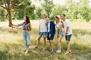  Grup genç insan bir selfie açık havada alarak eğleniyor         