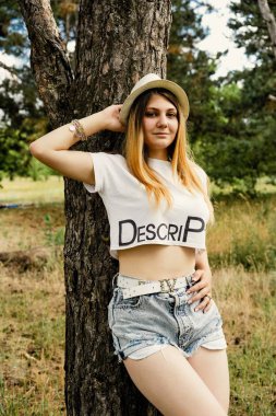 Şapka açık havada poz içinde sevimli genç kız 