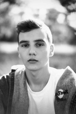 Yakışıklı genç adam açık havada poz rahat denim giysileri 