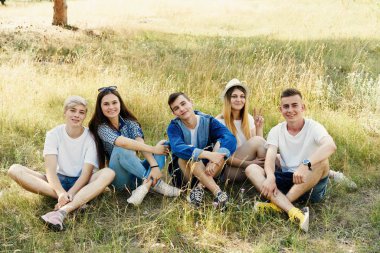 Grup Genç mutlu arkadaşlar açık havada vakit 