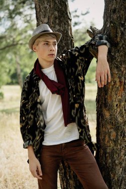 Şık genç adam açık havada poz 