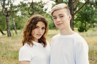 harcama zaman açık havada genç şık çift