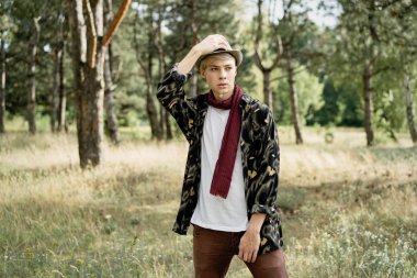 Şık genç adam açık havada poz 