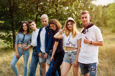 Grup Genç mutlu arkadaşlar açık havada vakit 