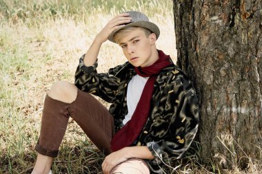 Şık genç adam açık havada poz 