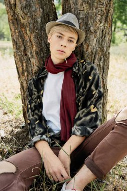 Şık genç adam açık havada poz 