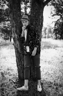 şık genç adam açık havada poz siyah beyaz fotoğraf 